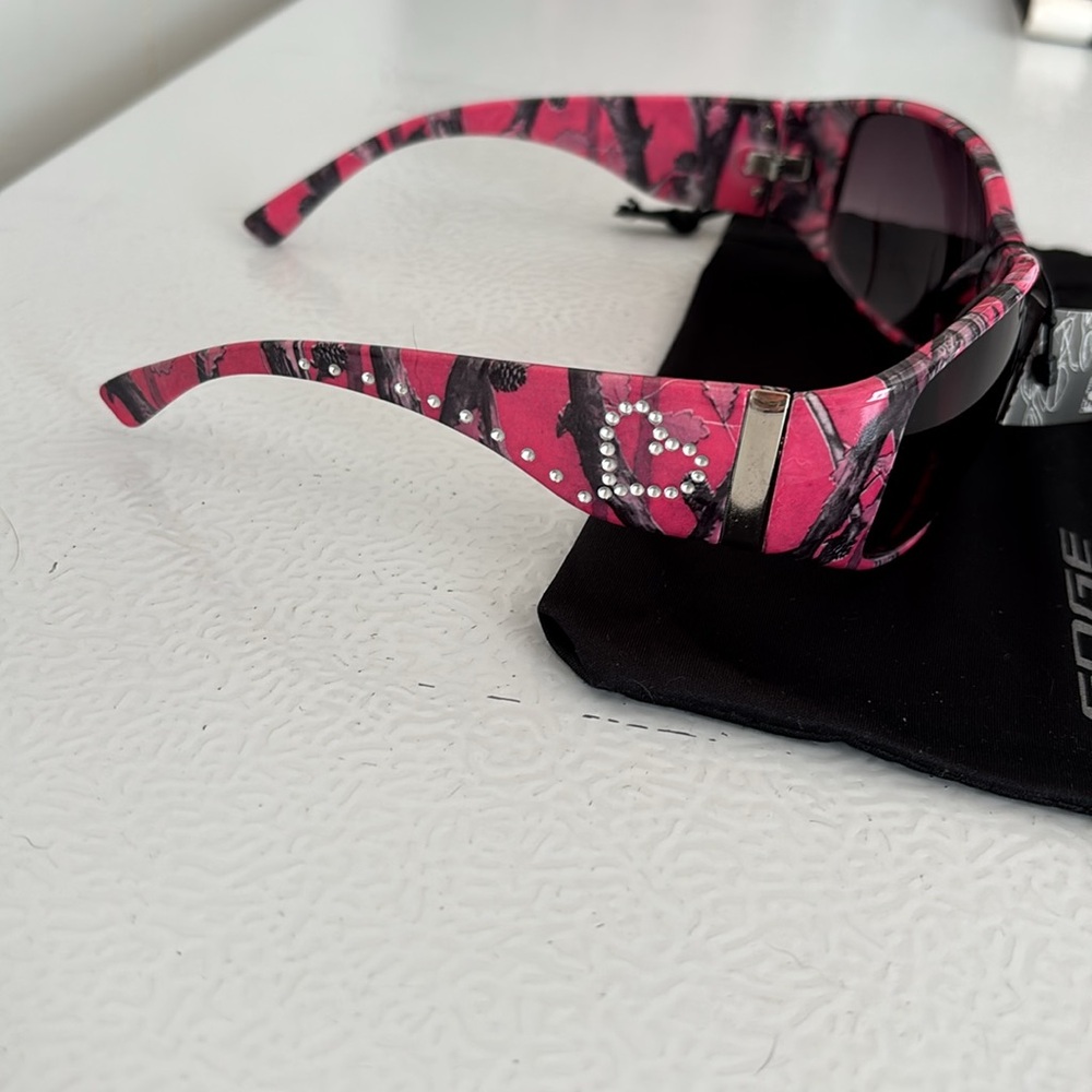 Womans Camo Pink Sunglasses - NEW - Picture 2 of 6